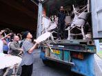 Gibran-Rakabuming-Raka-saat-memasukkan-produk-UMKM-ke-truk-kontainer.jpg