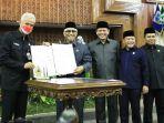 Gubernur-Jawa-Tengah-Ganjar-Pranowo-menandatangani-n611.jpg