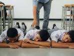 Guru-injak-murid-yang-tidur.jpg