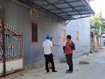 H-Agus-menunjuk-ke-arah-jalan-bersama-Lurah-Tammua.jpg