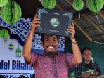 HADIAH-LAPTOP-Luluk-Purnomo-penjaga-SDN-5-Blebon.jpg