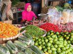 HARGA-NAIK-Pedagang-Sayur-Pasar-Karangayu-menunggu-pembeli-Selasa-422025.jpg
