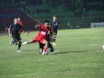 Hendrico-ditekel-oleh-pemain-Persela.jpg