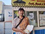 Hermawan-pemilik-Lumpia-Pak-Kuthu-menunjukkan-lumpia-dagangannya.jpg