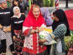 Hevearita-Gunaryanti-Rahayu-membagikan-bantuan-beras-CPP.jpg