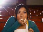 ILUSTRASI-BIOSKOP-Nonton-bioskop-sambil-makan-popcorn-Bioskop-Pat.jpg