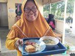 Ibu-Evi-pemilik-Warung-Senja-di-Pantai-Pulo-Kodok-saat-menunjukan-sayur-asem.jpg
