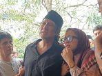 "I Love You Forever, Marissa" Ungkapan Terakhir Ikang Fawzi saat Sang Istri Dikebumikan