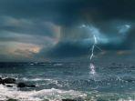 Ilustrasi-petir-di-laut.jpg