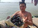 Imam-nelayan-Semarang-menunjukkan-hasil-panen-kerang-hijau-di-Rumpon-Nusantara-kawasan.jpg