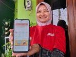 Imarotun-Husna-36-satu-owner-store-Alfamind-di-Semarang-menunjukkan-aplikasi-Alfamind.jpg