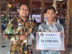 Indra-Nur-Bianto-menunjukkan-tropi-lomba-Krenova-Kota-Tegal.jpg