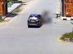 Inilah-detik-detik-mobil-hitam-merk-Daihatsu-Terios-tabrak-pemotor.jpg
