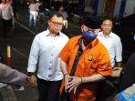 Irjen-Teddy-Minahasa-terlihat-menggunakan-baju-berwarna-oranye.jpg