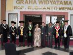 Istri-alm-Prof-Rubijanto-Misman-diapit-oleh-Pimpinan-Unsoed_1.jpg