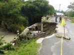 JALAN-LONGSOR-Bupati-Blora-Arief-Rohman-saat-meninjau-jalan-longs.jpg