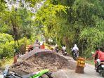 JEMBATAN-Suasana-jembatan-Kalirejo-para-pengendara-motor-berg.jpg