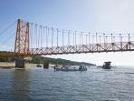 Jembatan-Kuning-yang-menghubungkan-Pulau.jpg