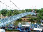 Jembatan-gantung-Gempolsewu-yang-berada-di-Kecamatan-Rowo.jpg