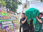 Jenazah-Ketua-DPC-PPP-Karanganyar-Imron-Supomo-tiba-di-TPU-Munggur.jpg