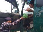Joko-Andriyanto-bagikan-makanan-kepada.jpg