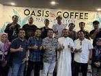 Joko-Suranto-dan-anggota-HMI-dan-Kahmi-di-Oasis-Coffee-Pekalongan.jpg