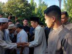 Joko-Widodo-berjabat-tangan-dengan-warga.jpg