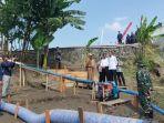 Jokowi-meninjau-program-pompanisasi-di-aliran-Sungai-Cemoro-wilayah-D.jpg