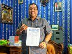 Joni-Demokrat-Perlihatkan-SK-Satgas-Pilkada-Pati-2024.jpg