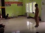 KADES-BERSEPATU-MASUK-MASJID.jpg