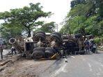 KECELAKAAN-TUNGGAL-Truk-mixer-atau-biasa-disebut-truk-molen-muatan-sem.jpg