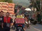 KENDARAAN-TEMPUR-Kecelakaan-melibatkan-truk-ekspedisi.jpg