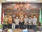 KH-Tafsir-saat-menerima-kedatangan-Hendi-di-kantor-Pimpinan-Wilayah-Muhammadiyah.jpg