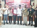 KPU-Blora-saat-menyerahkan-berita-acara-penelitian.jpg