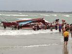 Kapal-karam-wisatawan-ke-Pulau-Tikus.jpg