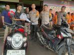 Kapolres-Batang-AKBP-Edi-Rahmat-saat-menyerahkan-barang-bukti-sepeda-motor-kepada-korban.jpg