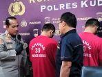 Kapolres-Kudus-AKBP-Ronni-Bonic-menginterview-dua-pelaku-pengedar-ganja.jpg