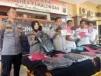Kapolres-Pekalongan-AKBP-Wahyu-Rohadi-tengah-saat-memperlihatka.jpg
