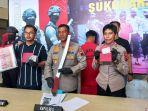 Kapolres-Sukoharjo-AKBP-Sigit-saat-menunjkkan-barang-bukti-berupa-parang-yang-23.jpg