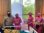 Kapolres-Wonogiri-bersama-Bhayangkari-Wonogiri-pada-saat-mengunjungi-korban-Laka-Lantas_1.jpg