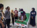 Kapolsek-Kesesi-Iptu-Fellix-saat-datang-ke-RSUD-Kesesi-untuk-melihat-kondisi-nenek-Asmah.jpg