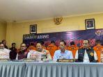 Kapolsek-Tanah-Abang-menyampaikan-kronologi-pengungkapkan-pabrik-uang.jpg