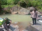 Kapolsek-Tirtomoyo-Iptu-Utami-menunjukkan-lokasi-tenggelam-warga-Sukoharjo_1.jpg