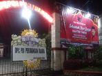 Karangan-bunga-yang-diletakkan-di-depan-pagar-pintu-masuk-Kantor-DPC-PDIP-Kabupaten-Blora.jpg