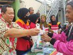 Karyawan-Alfamart-sedang-bagi-bagi-makanan-warteg-di-Tegal.jpg