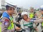 Kasatlantas-Polres-Pekalongan-AKP-Ronny-Hidayat-saat-memberikan-sosialisasi-tertib.jpg