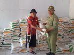 Kaswadisaat-menerima-beras-bantuan-pemerintah-di-Kudus.jpg
