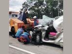 Kecelakaan-Tol-Semarang-Solo-Mobil-Karimun-Hantam-Truk.jpg