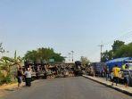 Kecelakaan-lalulintas-truk-terguling-di-Jalan-Raya-Cirebon-Jakarta-t.jpg