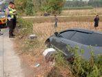 Kecelakaan-mobil-Grand-Livina-yang-ditemukan-warga-masuk-di-sawah-wilayah-Desa-Senin.jpg